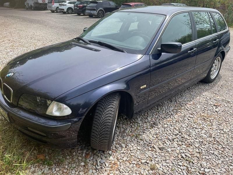 Blau Gebraucht 2001 BMW 320 Kombi | 1.649 € (Superpreis) - Bild 1/4