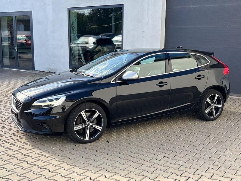 Schwarz Gebraucht 2016 Volvo V40 R-Design Momentum Kombi | 14.000 € (Fairer Preis) - Bild 1/4