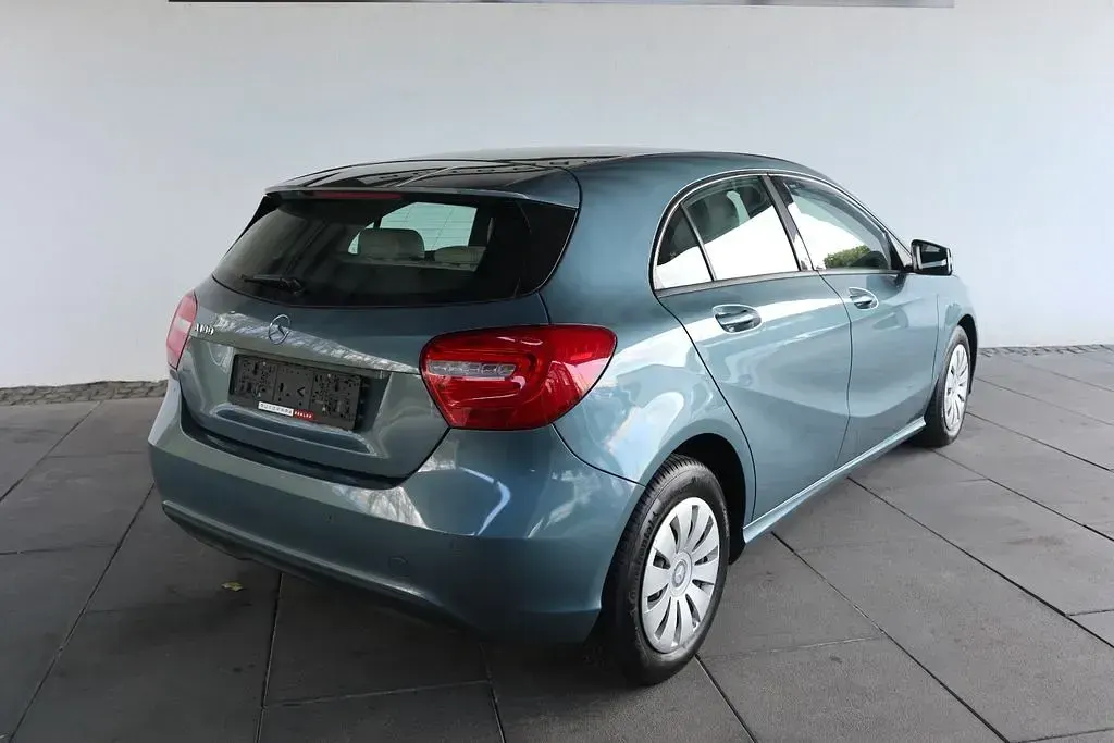 Gebraucht Mercedes A180 122 PS (89 kW) 2012 Blau Limousine