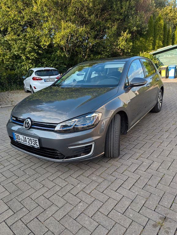 Grau Gebraucht 2020 VW e-Golf Comfortline Kleinwagen | 14.999 € (Fairer Preis) - Bild 1/4