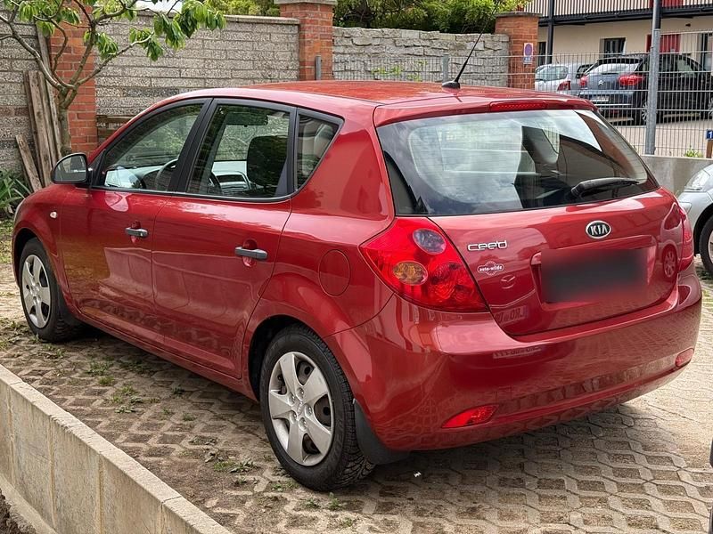 Second-hand Kia Ceed 109 CP (80 kW) 2009 Roșu Hatchback