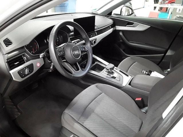 Gebraucht Audi A4 Basis 163 PS (119 kW) 2024 Gletscherweiß metallic Kombi