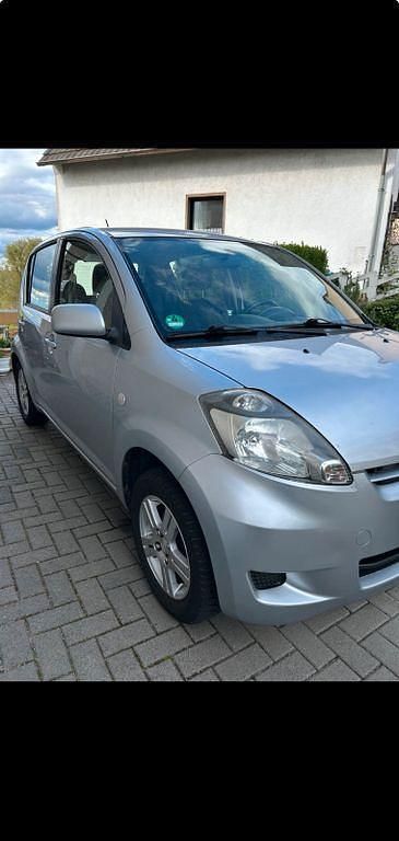 Gebraucht Daihatsu Sirion 91 PS (66 kW) 2009 Silber Kleinwagen