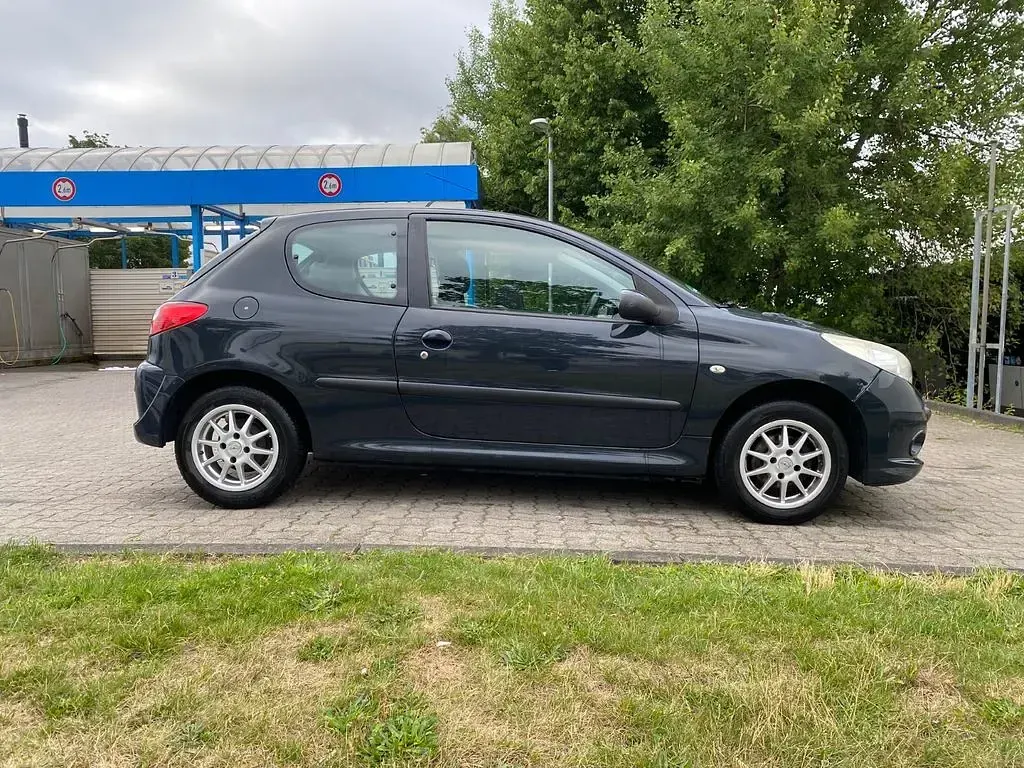 Gebraucht Peugeot 206+ 60 PS (44 kW) 2011 Grau Kleinwagen