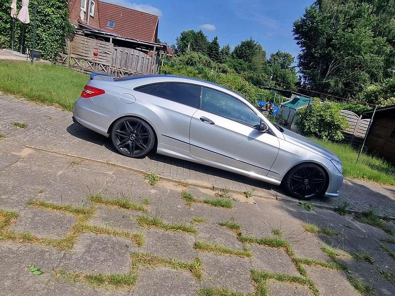Gebraucht Mercedes E500 Elegance 387 PS (284 kW) 2010 Silber Coupé