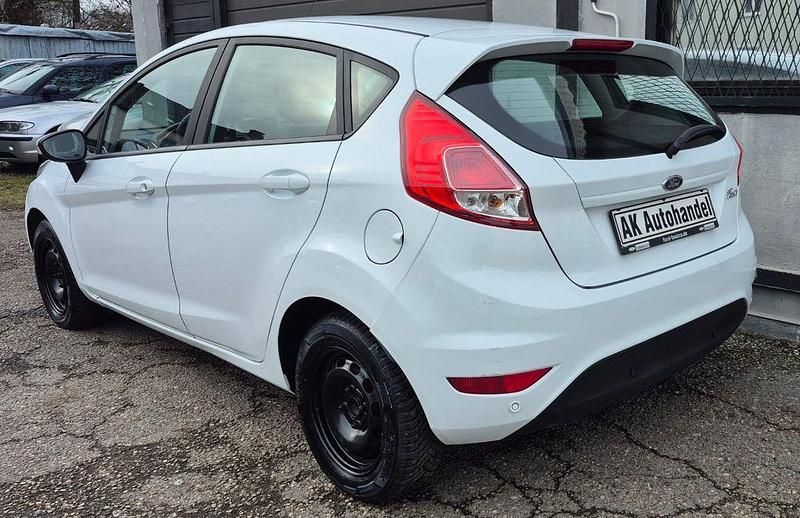 Gebraucht Ford Fiesta Celebration 95 PS (69 kW) 2016 Weiß Limousine