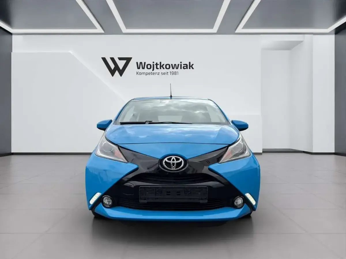 Gebraucht Toyota Aygo X-wave 69 PS (50 kW) 2016 Blau Kleinwagen
