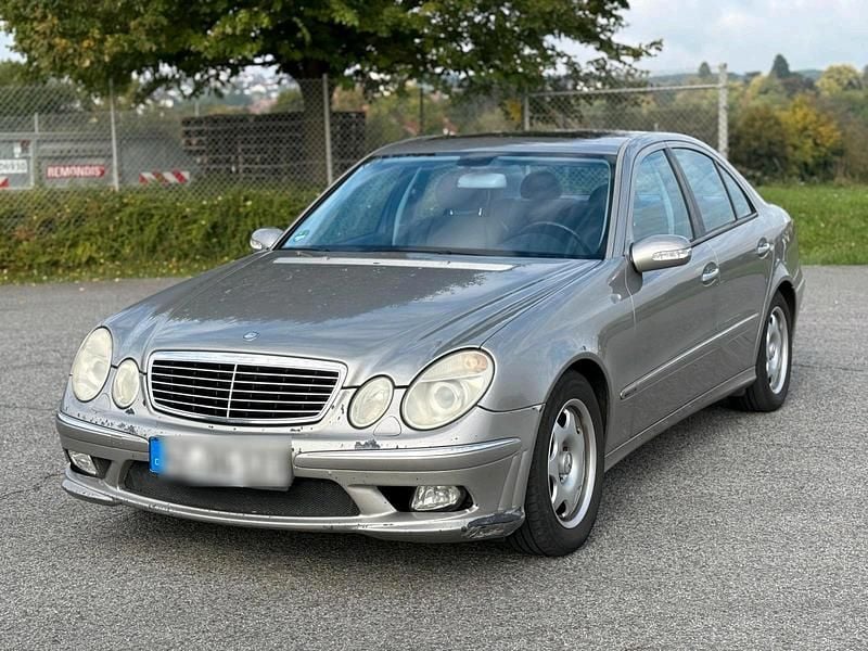 Grau Gebraucht 2002 Mercedes E240 Avantgarde Limousine | 3.500 € - Bild 1/4