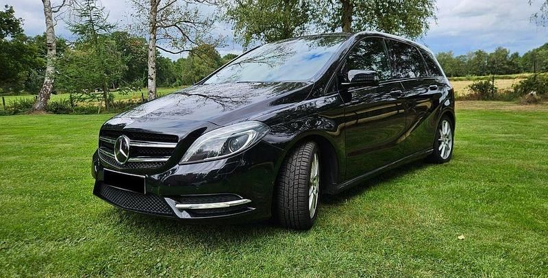 Schwarz Gebraucht 2013 Mercedes B180 Sport Van / Kleinbus | 10.490 € (Fairer Preis) - Bild 1/4