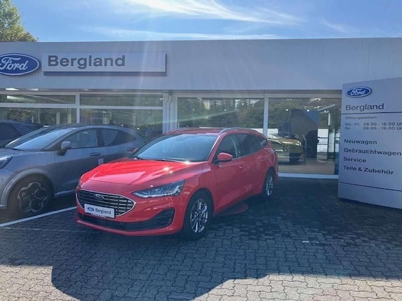 Gebraucht Ford Focus Titanium 125 PS (91 kW) 2024 Lackierung solid racerot Kombi