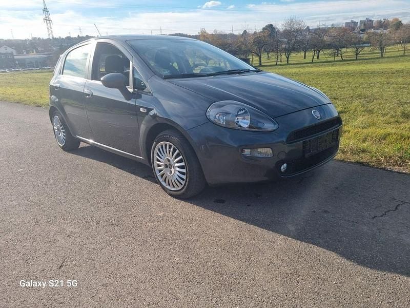 Grau Gebraucht 2014 Fiat Punto Lounge Limousine | 3.999 € (Guter Preis) - Bild 1/4