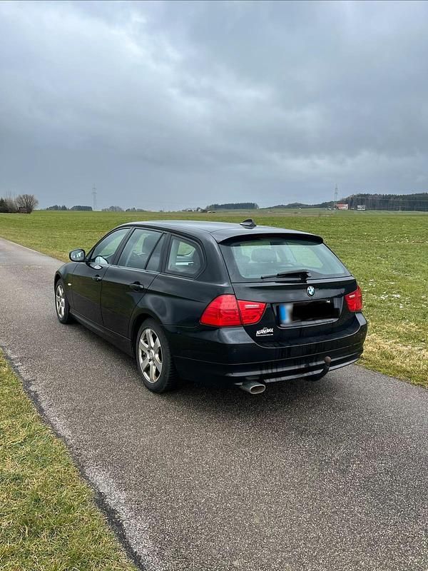 Gebraucht BMW 320 184 PS (135 kW) 2011 Schwarz Kombi