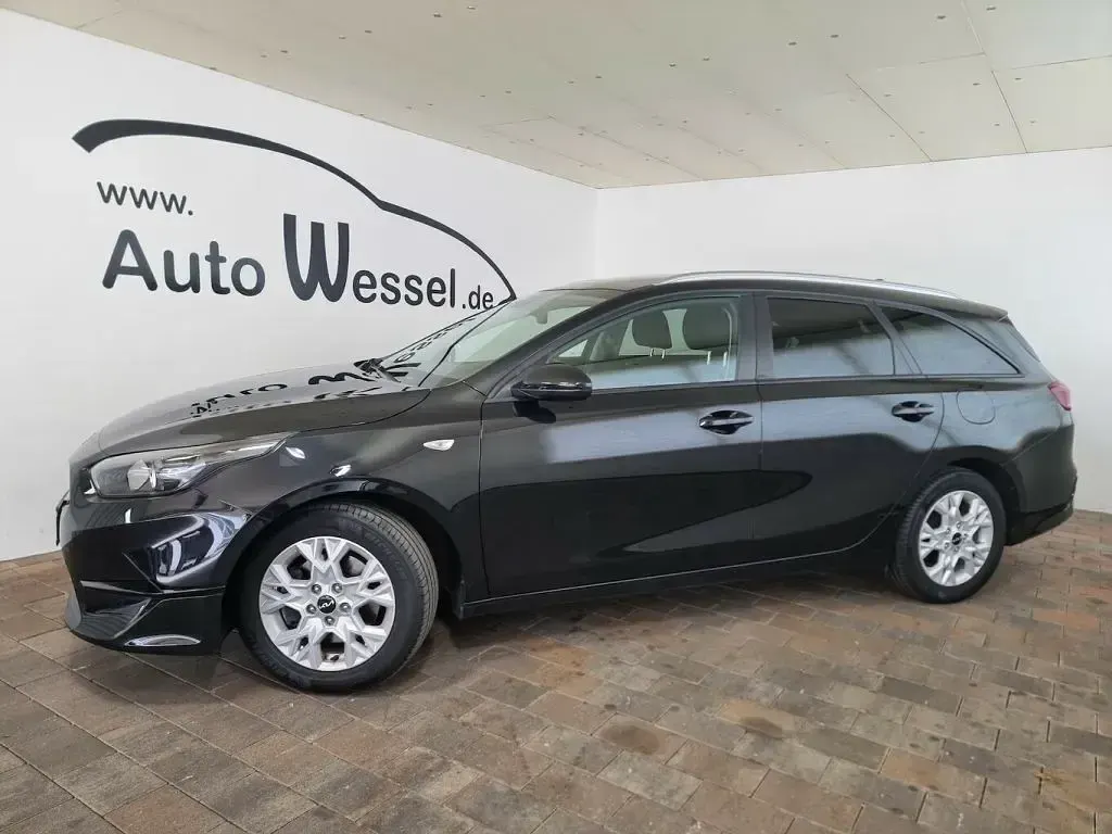Gebraucht Kia Ceed 99 PS (72 kW) 2023 (1k) black pearl m (schwarz) (metallic) Kleinwagen