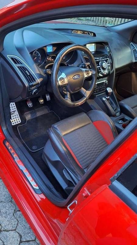 Gebraucht Ford Focus ST 250 PS (183 kW) 2013 Rot Kombi