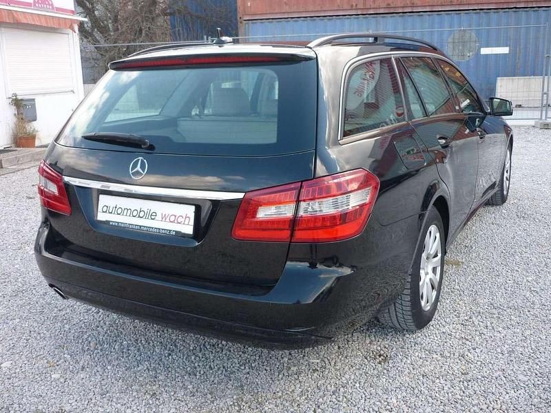 Gebraucht Mercedes E200 184 PS (135 kW) 2011 Schwarz Limousine