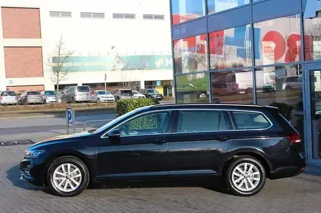 Gebraucht VW Passat S 150 PS (110 kW) 2022 Deep black perleffekt (metallic) Kombi