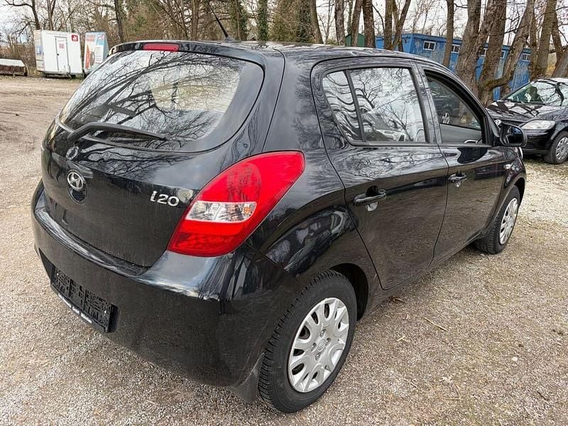 Gebraucht Hyundai i20 77 PS (56 kW) 2012 Schwarz Kleinwagen