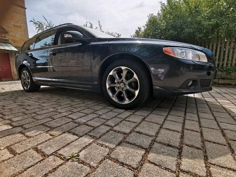 Grau Gebraucht 2009 Volvo V70 Momentum Kombi | 9.999 € (Teuer) - Bild 1/4