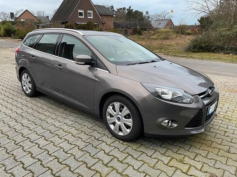 Silber Gebraucht 2010 Ford Focus Kombi | 5.000 € (Teuer) - Bild 1/4