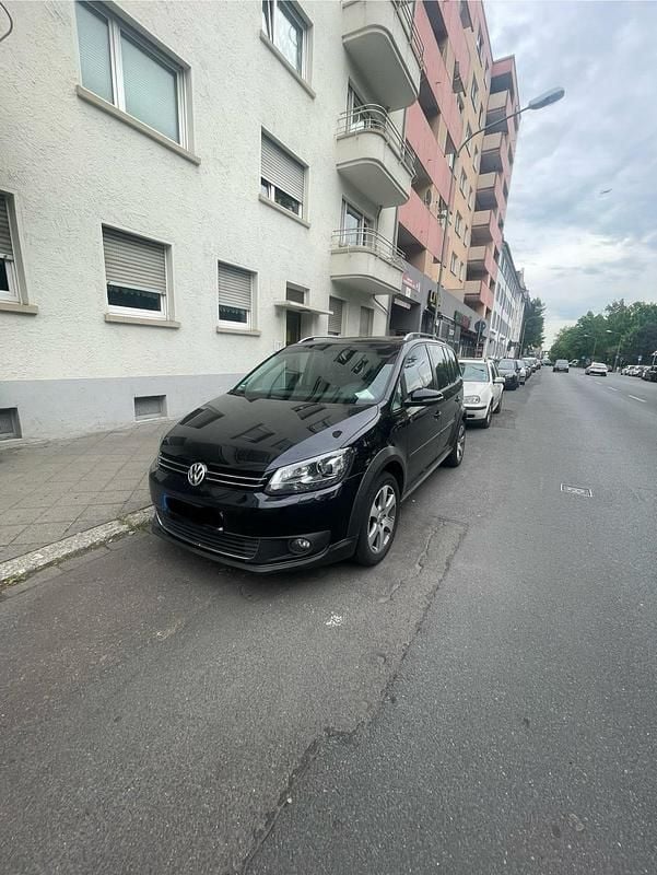 Schwarz Gebraucht 2011 VW Touran Cross Van / Kleinbus | 9.799 € - Bild 1/4