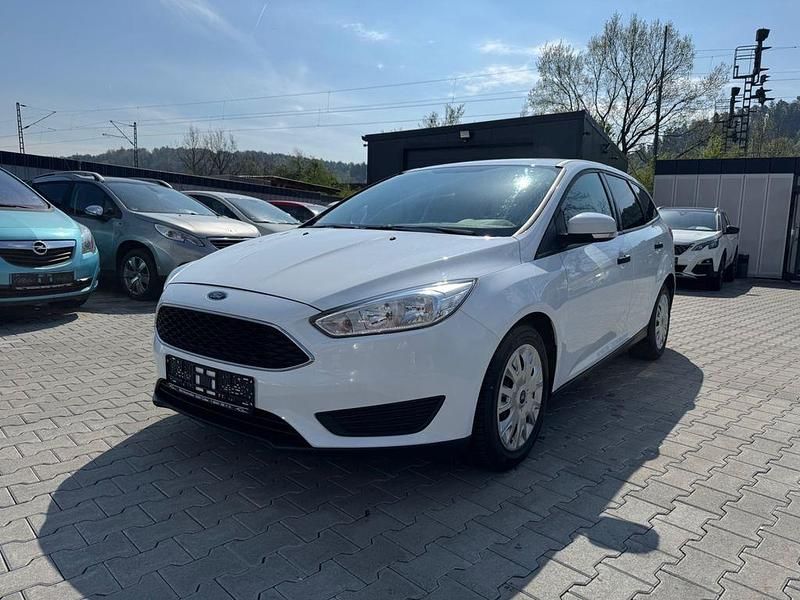 Używany Ford Focus Ambiente 101 KM (74 kW) 2015 Biały Sedan/Limuzyna