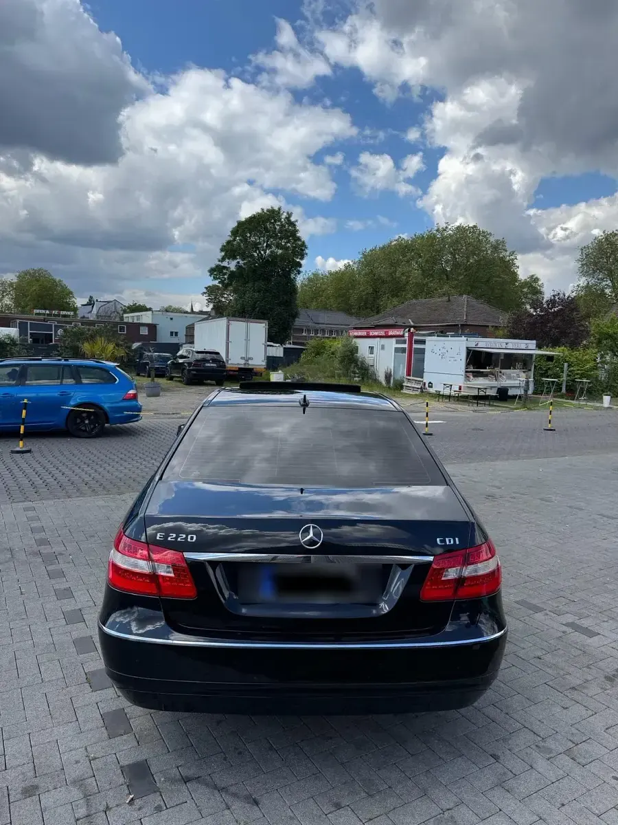 Second-hand Mercedes E220 170 CP (125 kW) 2011 Negru Berlinǎ