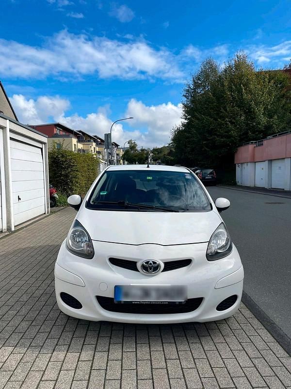 Weiß Gebraucht 2011 Toyota Aygo Kleinwagen | 1.700 € (Guter Preis) - Bild 1/4