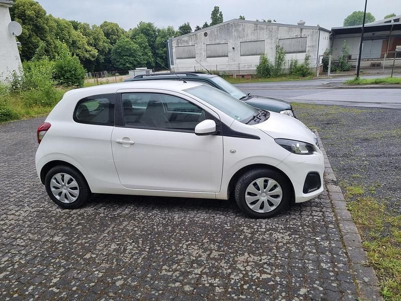 Weiß Gebraucht 2016 Peugeot 108 Kleinwagen | 6.290 € (Fairer Preis) - Bild 1/4