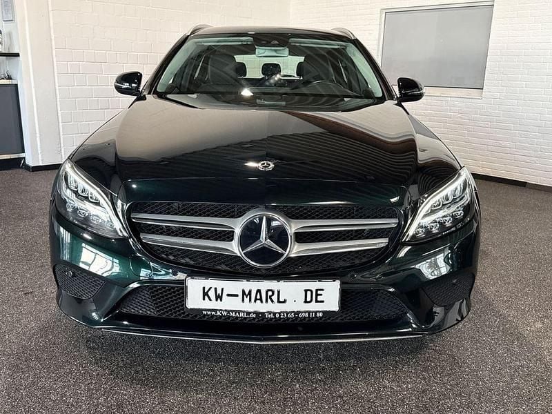 Gebraucht Mercedes C180 156 PS (114 kW) 2019 Grün Limousine