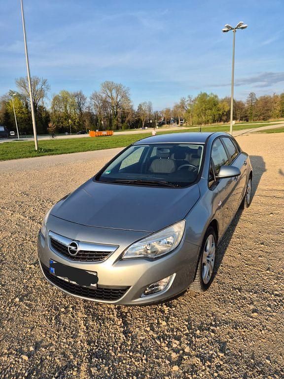 Usata Opel Astra 140 CV (102 kW) 2011 Grigio Berlina