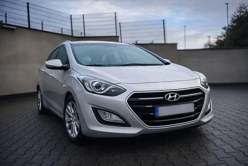 Gebraucht Hyundai i30 Trend 110 PS (80 kW) 2015 Silber Kombi