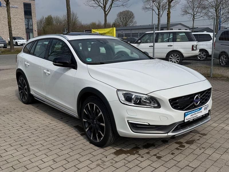 Gebraucht Volvo V60 CC Summum 190 PS (139 kW) 2015 Weiß Kombi