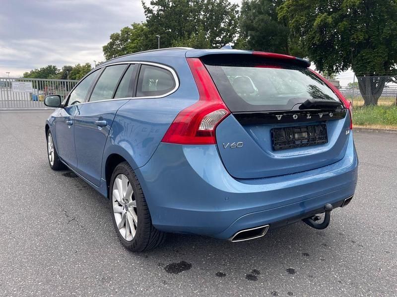 Gebraucht Volvo V60 Summum 181 PS (133 kW) 2014 Blau Kombi