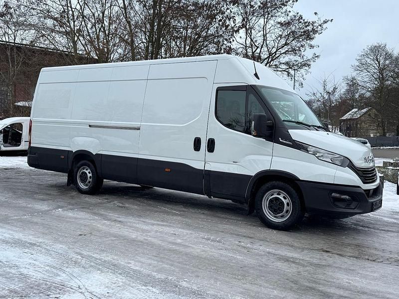 Second-hand Iveco Daily 156 CP (114 kW) 2024 Alb Berlinǎ