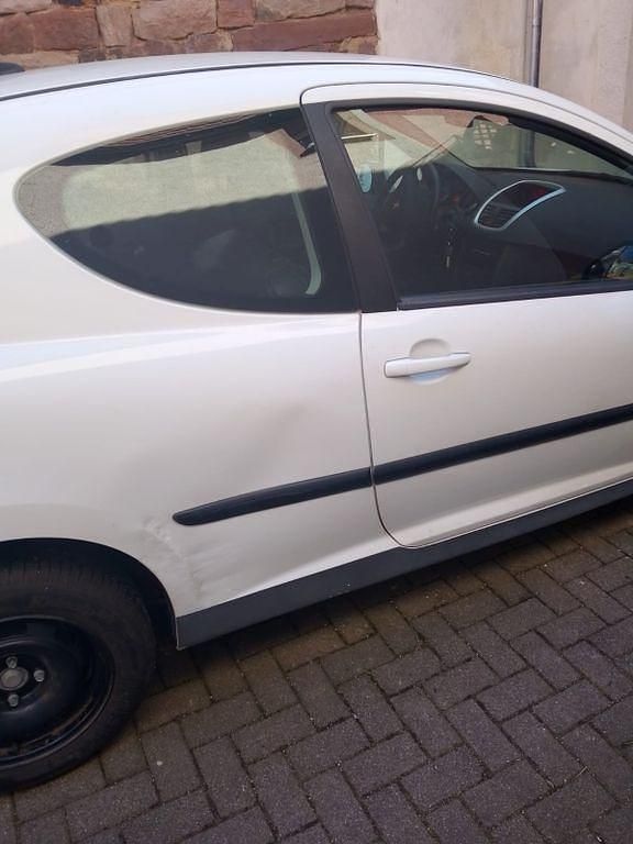 Weiß Gebraucht 2009 Peugeot 207 Urban Move Limousine | 950 € (Guter Preis) - Bild 1/4