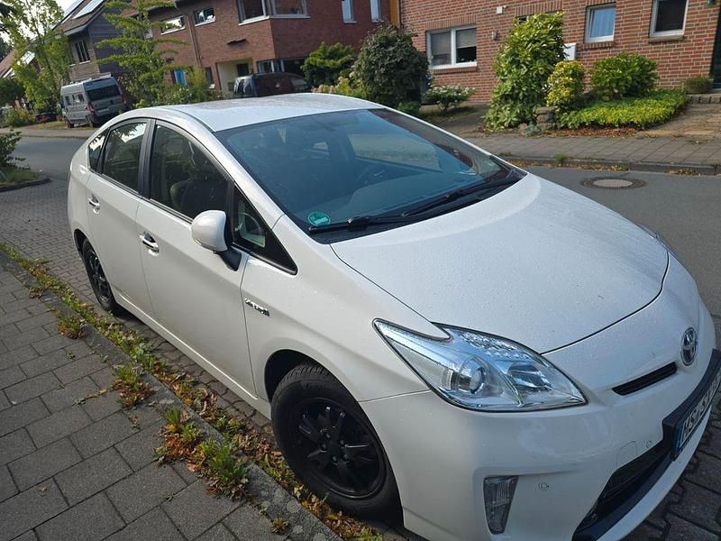 Weiß Gebraucht 2015 Toyota Prius Comfort Kleinwagen | 12.000 € (Fairer Preis) - Bild 1/4