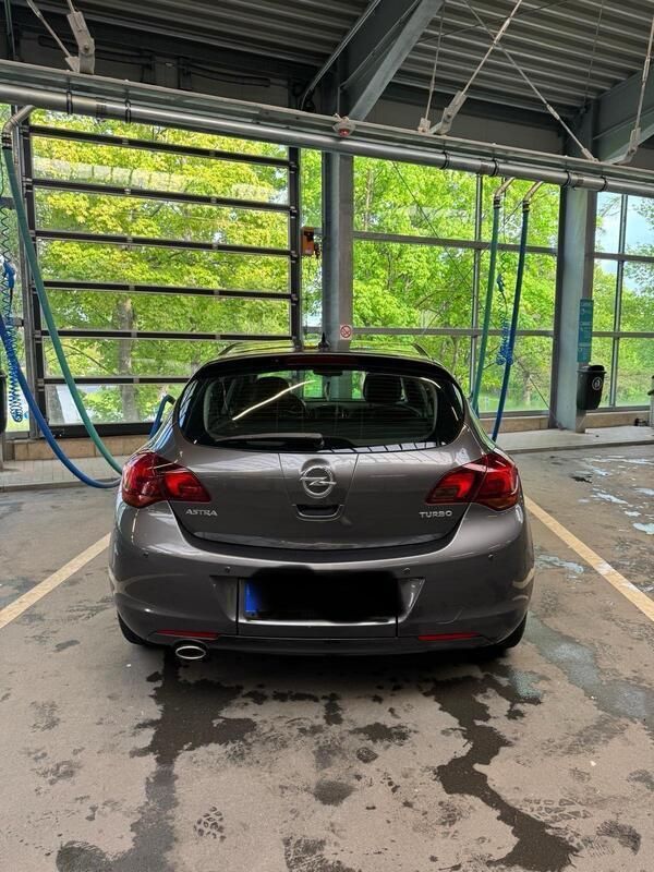 Grau Gebraucht 2011 Opel Astra Limousine | 5.000 € (Fairer Preis) - Bild 1/4