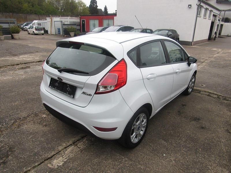 Gebraucht Ford Fiesta 80 PS (58 kW) 2014 Weiß Kleinwagen