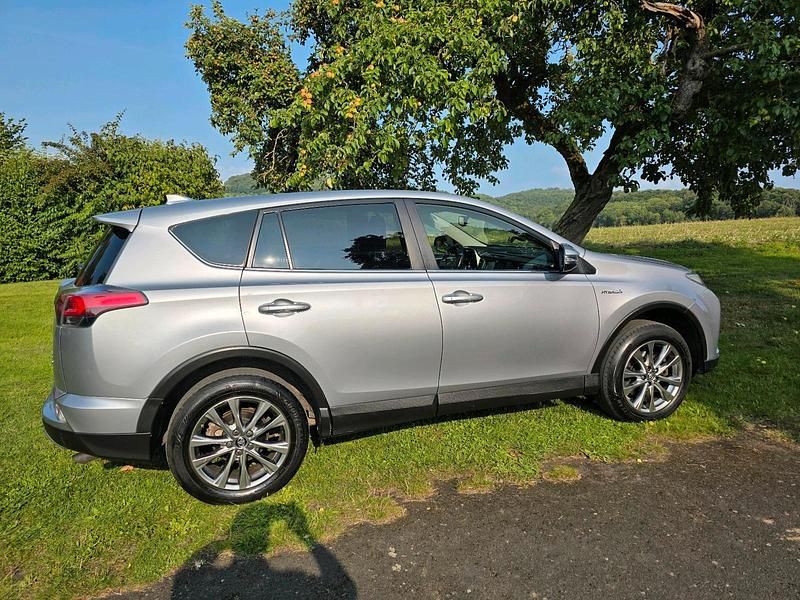 Silber Gebraucht 2017 Toyota RAV4 Hybrid SUV | 18.900 € (Fairer Preis) - Bild 1/4
