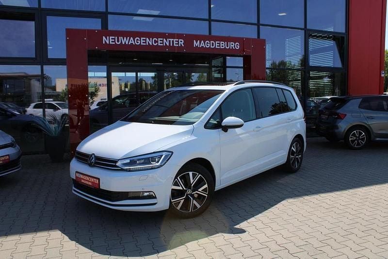 Weiß Gebraucht 2024 VW Touran Comfortline Van / Kleinbus | 34.190 € (Etwas zu teuer) - Bild 1/4
