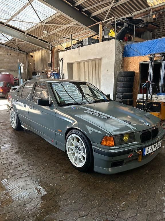 Grau Gebraucht 1995 BMW 328 Performance Limousine | 22.499 € - Bild 1/4