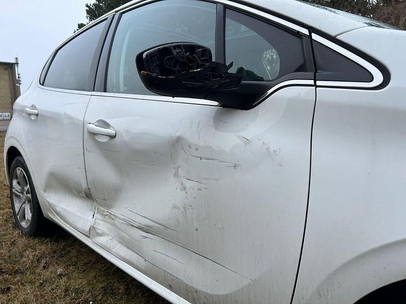 Gebraucht Peugeot 208 Allure 82 PS (60 kW) 2015 Weiß Kleinwagen