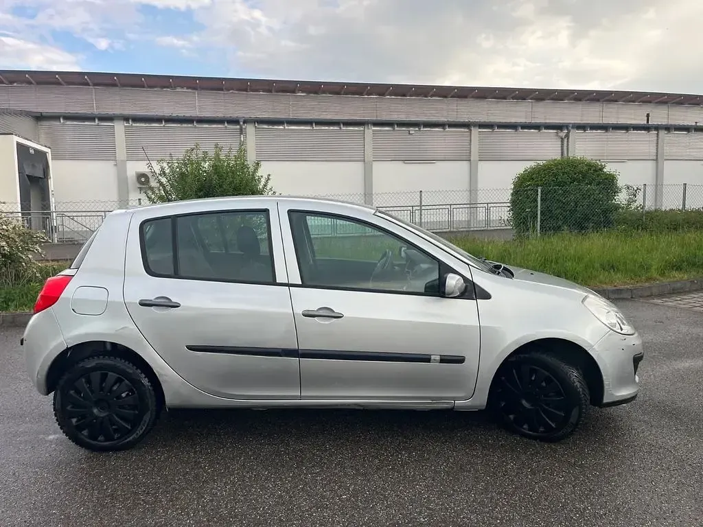 Używany Renault Clio III Authentique 65 KM (47 kW) 2009 Szary Sedan/Limuzyna