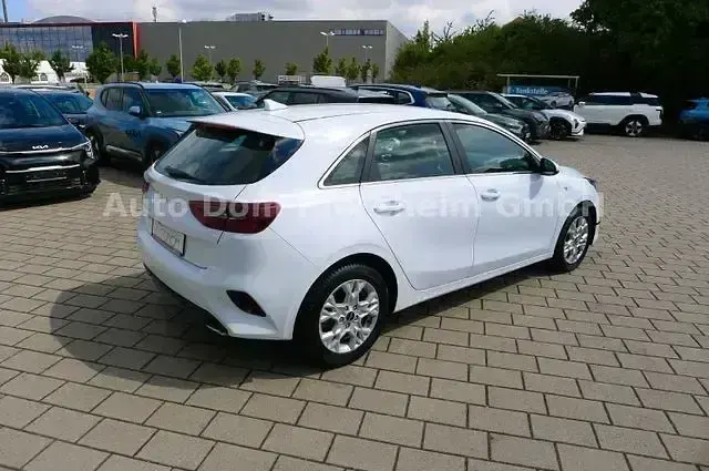 Gebraucht Kia Ceed Comfort 140 PS (102 kW) 2025 Weiß Kleinwagen