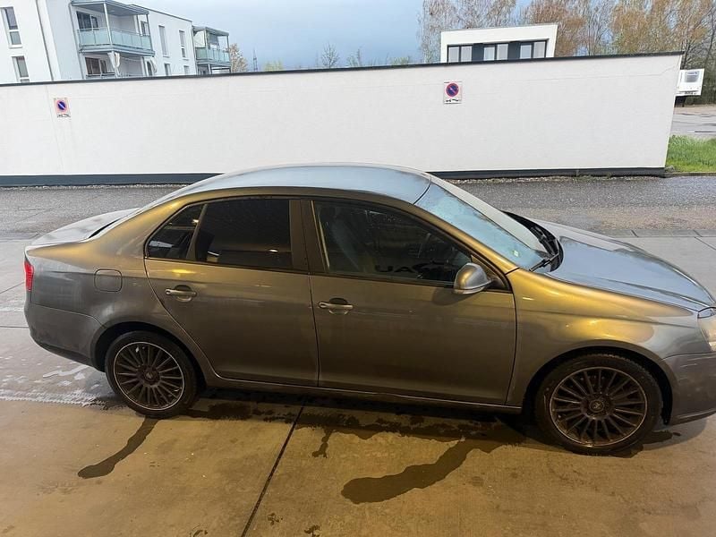 Gebraucht VW Jetta 105 PS (77 kW) 2006 Grau Limousine