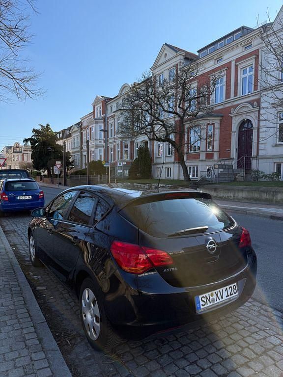 Gebraucht Opel Astra 116 PS (85 kW) 2011 Schwarz Kleinwagen