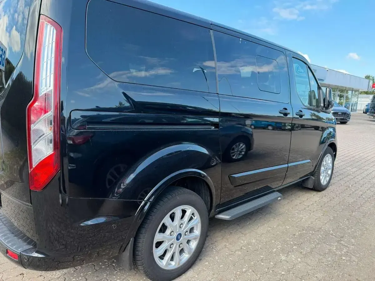 Gebraucht Ford Tourneo Titanium 131 PS (96 kW) 2021 Agate black Van / Kleinbus