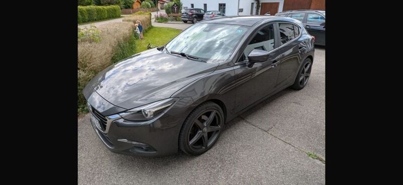 Grau Gebraucht 2018 Mazda 3 Exclusive-Line Limousine | 13.400 € (Etwas zu teuer) - Bild 1/4