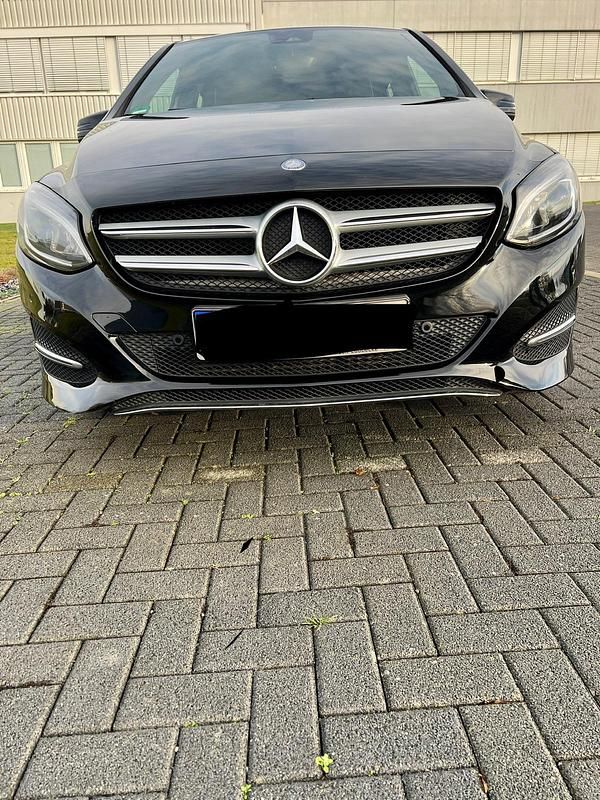 Gebraucht Mercedes B180 122 PS (89 kW) 2015 Schwarz Van / Kleinbus