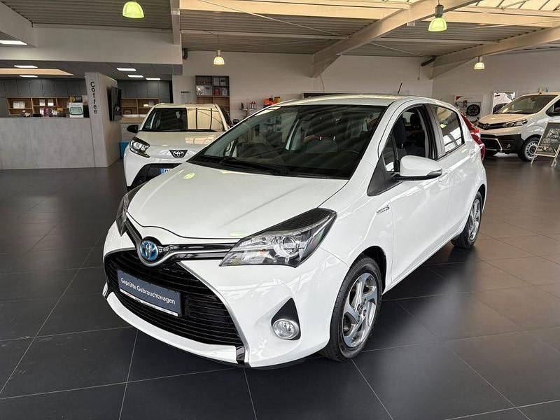 Weiß Gebraucht 2016 Toyota Yaris Hybrid Edition-S Limousine | 11.980 € (Fairer Preis) - Bild 1/4